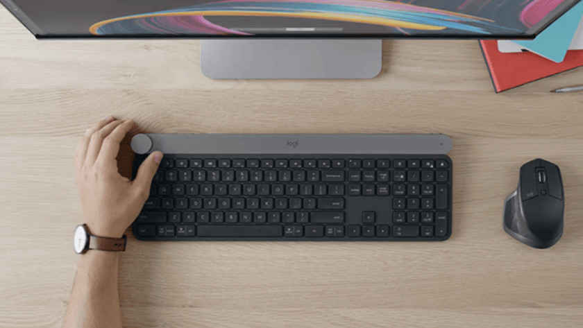 Specialist aan het werk op een ergonomisch Logitech toetsenbord