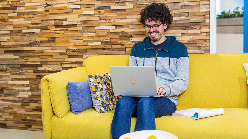 Specialist thuis aan het werk op een HP EliteBook