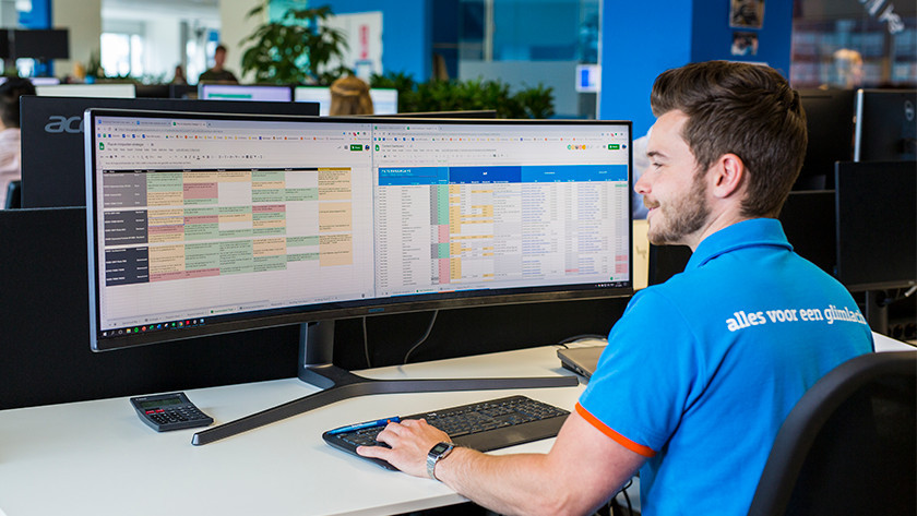 Specialist aan het werk met een Samsung ultrawide monitor