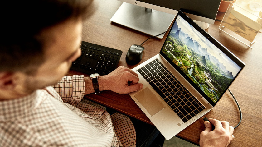 Une femme travaille sur un ordinateur portable HP EliteBook