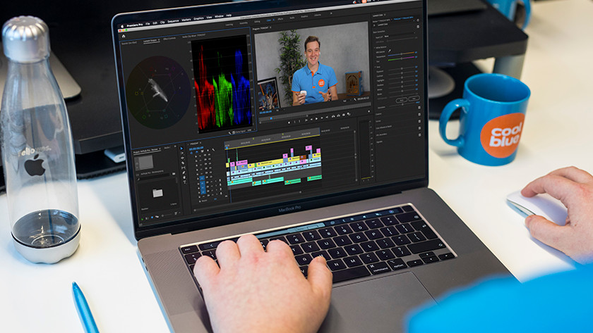 Un spécialiste monte des vidéos dans Adobe Premiere Pro sur un PC portable de 16 pouces