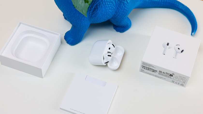 Apple AirPods 4 in case