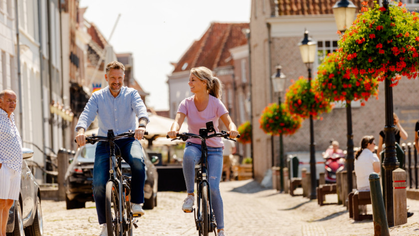 Man en vrouw fietsen door de stad met fietsnavigatie