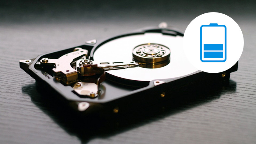 Een harde schijf (HDD) met half lege batterij icoon. 