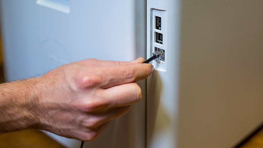 Connecter le câble réseau