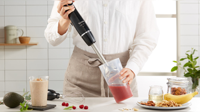 Immersion blender with measuring cup