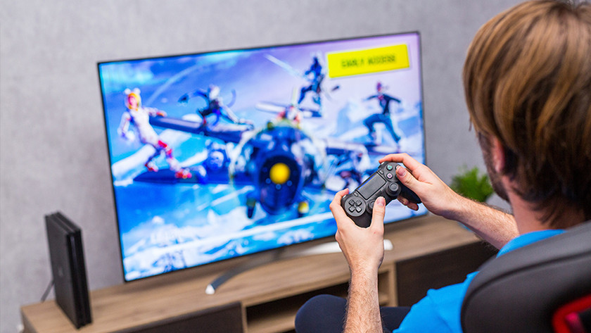 Specialist speelt Fortnite op gaming televisie