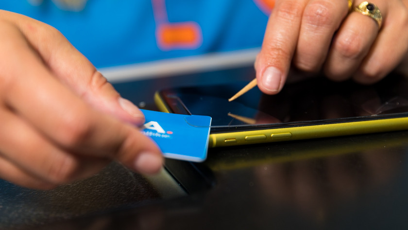 Pasje onder screenprotector schuiven