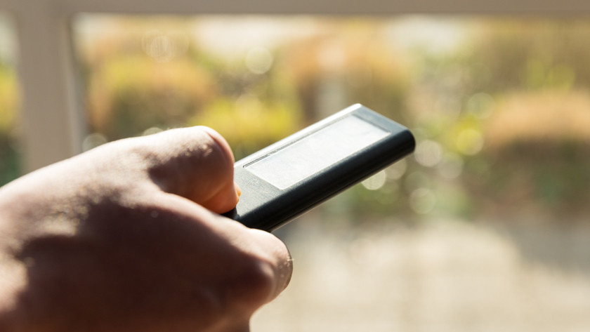 La télécommande se recharge à la lumière.