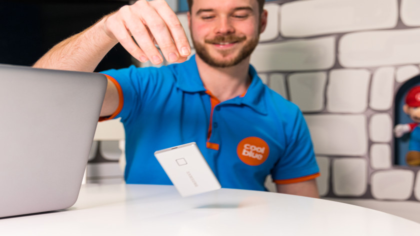 Specialist checkt de stootbestendigheid van de Samsung t7