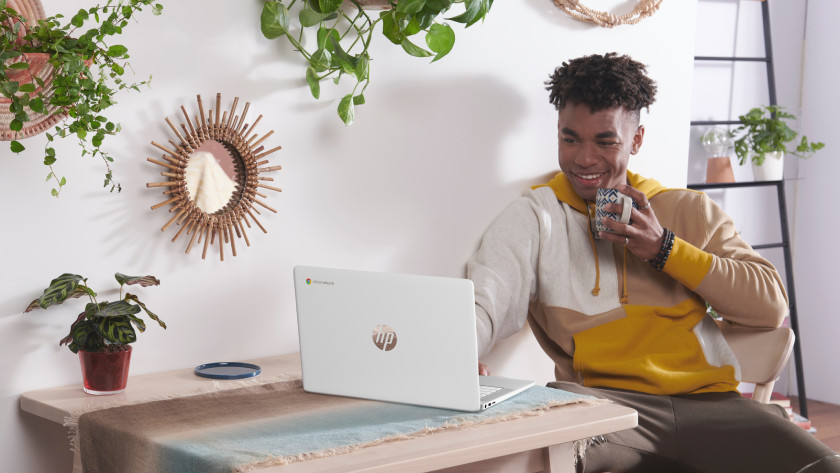 Man met een Chromebook