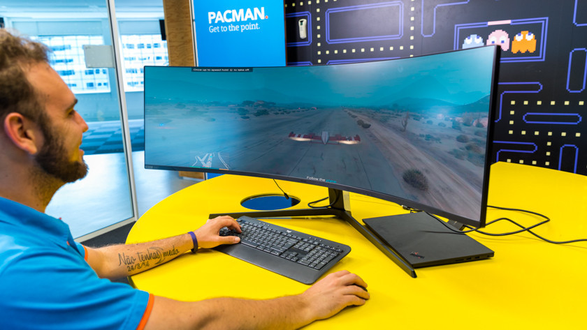 Expert en train de jouer à des jeux vidéos sur un écran PC super ultralarge Samsung