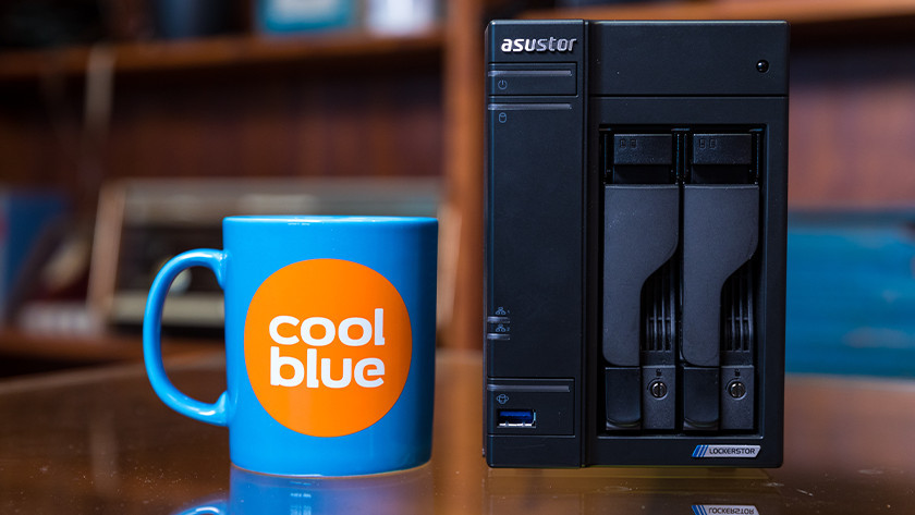 Un NAS Asustor à côté d'un mug Coolblue