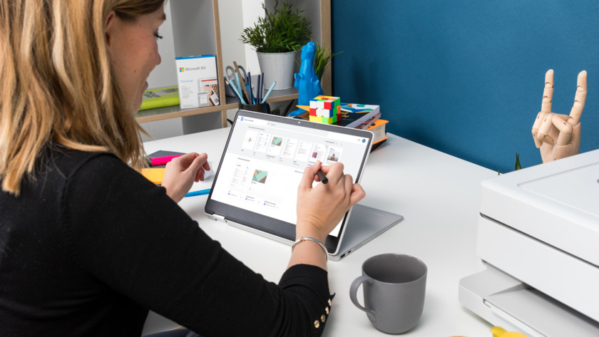 Une femme utilise Word sur un ordinateur portable