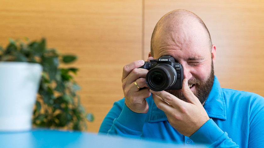 Photographer takes photo with the Canon EOS R10