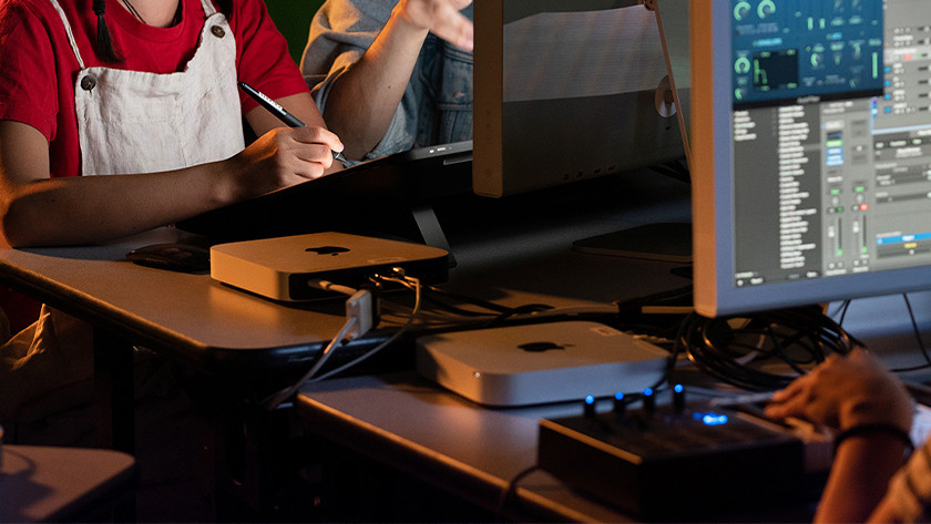 Mini pc's aangesloten op een scherm.