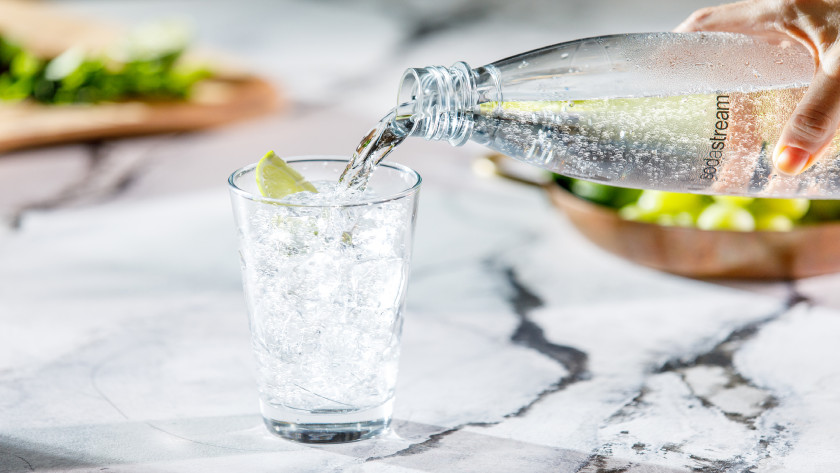 Une SodaStream ajoute du gaz dans l'eau