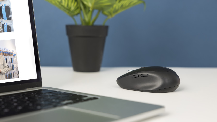 Tradendum mouse on a desk with laptop