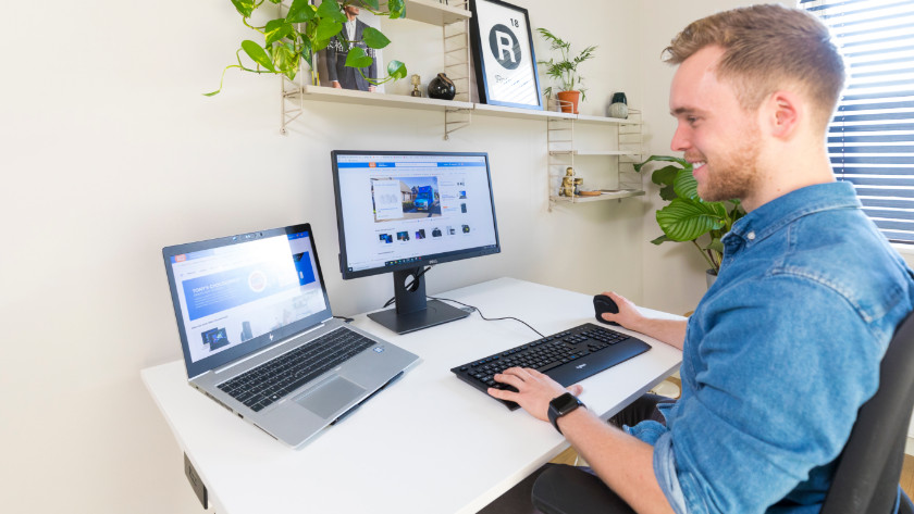 Spécialiste sur un bureau à domicile
