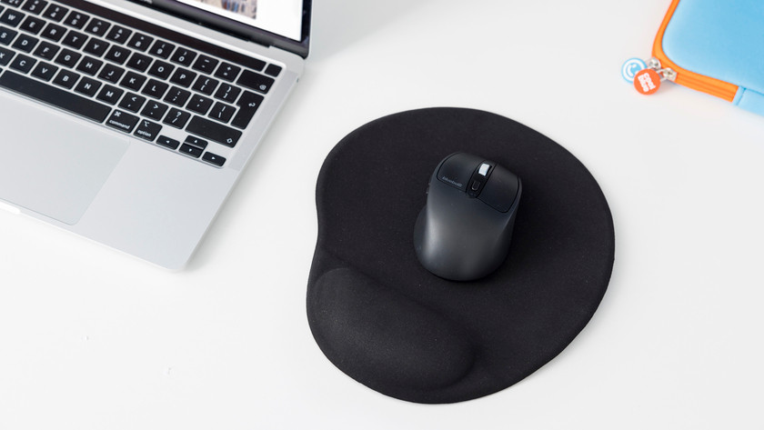 Souris BlueBuilt sur un tapis de souris ergonomique BlueBuilt