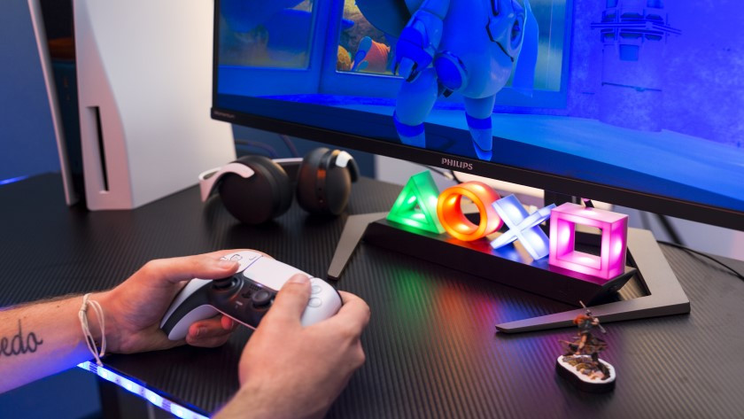 Spécialiste avec écran gamer pour PS5