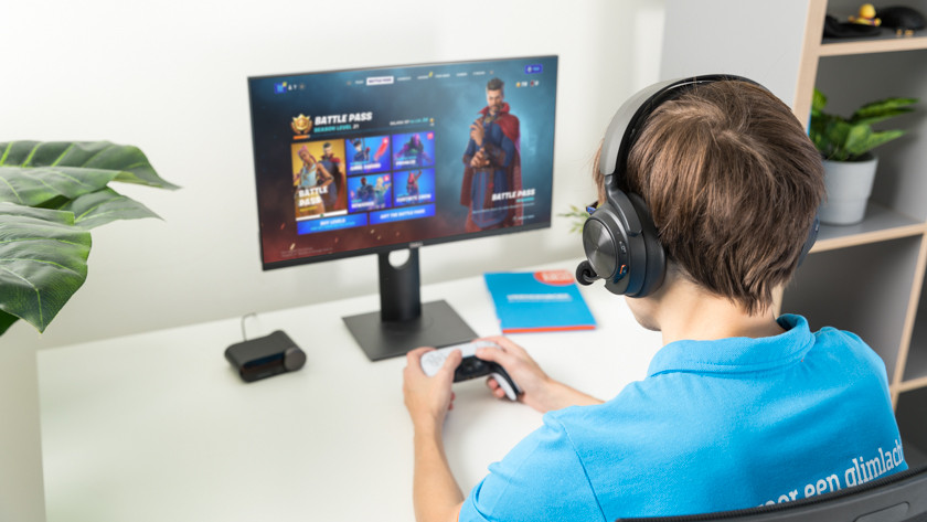 Gamer avec un casque gamer sans fil