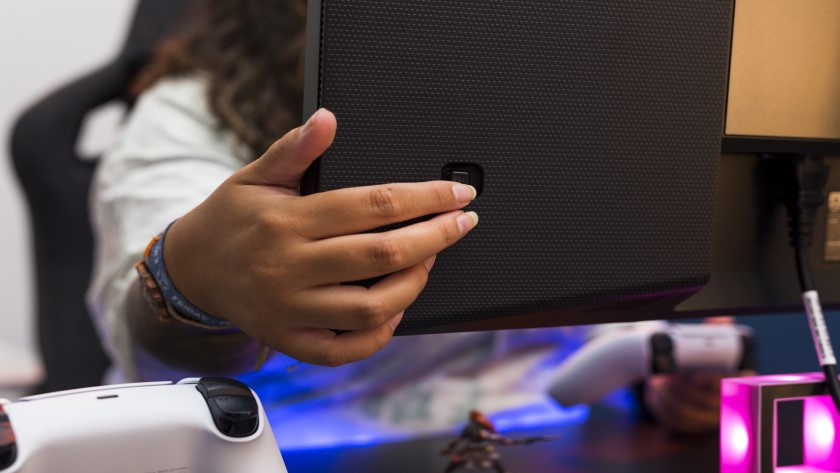 Un spécialiste ajuste l'écran PC