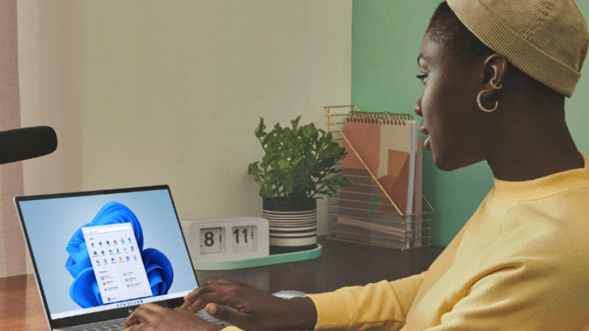 Un homme travaille sur un PC portable HP ProBook