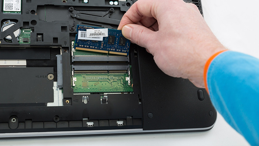 RAM inbouwen in een laptop