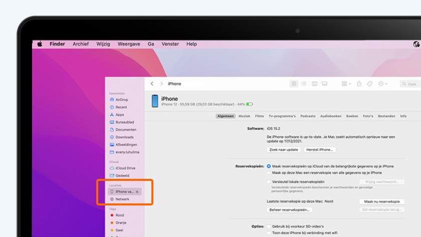 Selecteer je iPhone in Finder