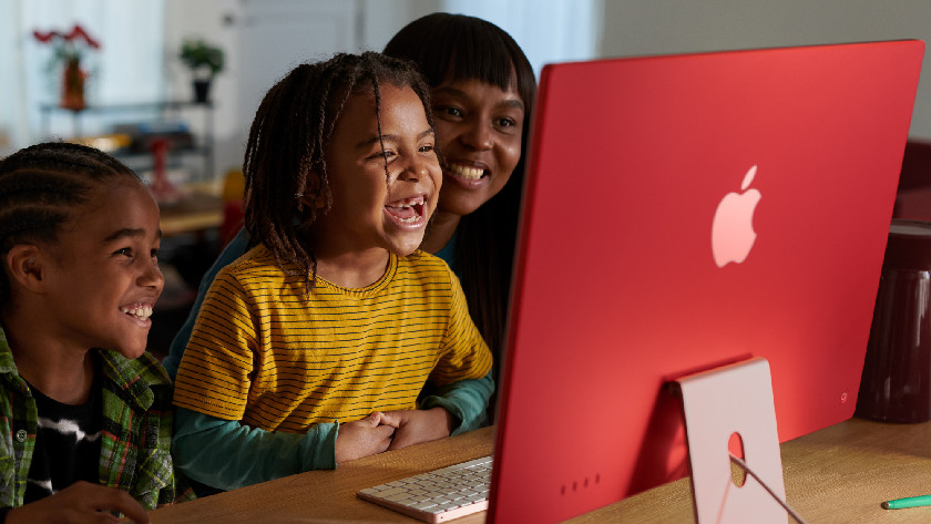 Une famille utilise un iMac équipé d'une puce M3