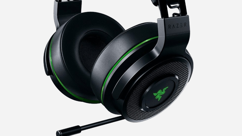 Un casque avec des écouteurs ouverts