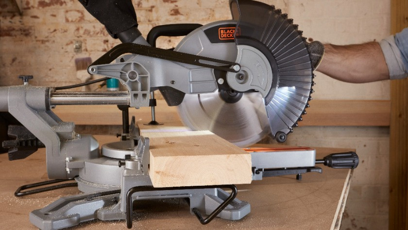 Medium-sized radial arm saw BLACK+DECKER