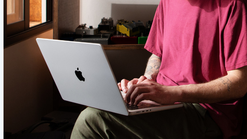 Apple MacBook sur des genoux