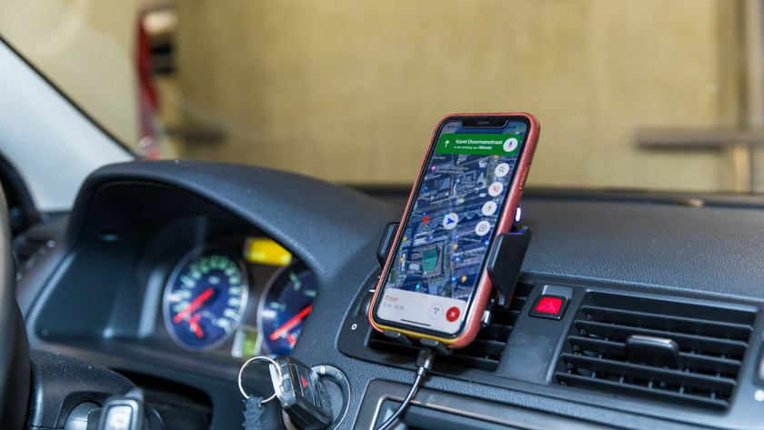 Phone mount car