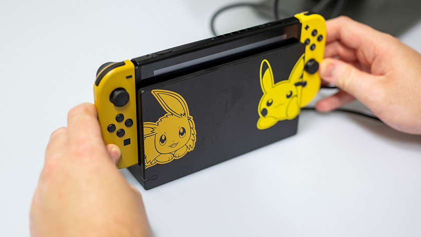 Laissez descendre la Switch et appuyez dessus légèrement jusqu'à ce que vous entendiez un déclic
