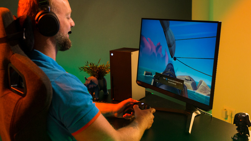 Specialist gamet op een 27 inch gaming monitor