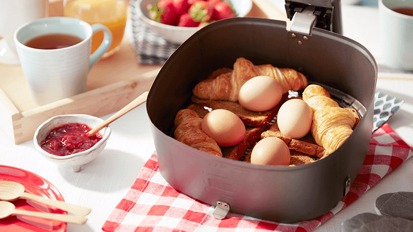 eieren en croissantjes in Airfryer bak