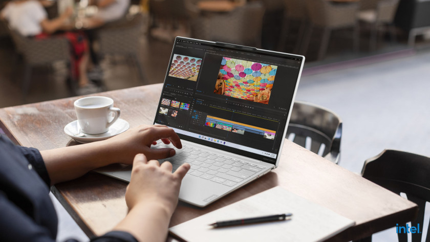 Persoon die video's bewerkt op een Windows laptop.