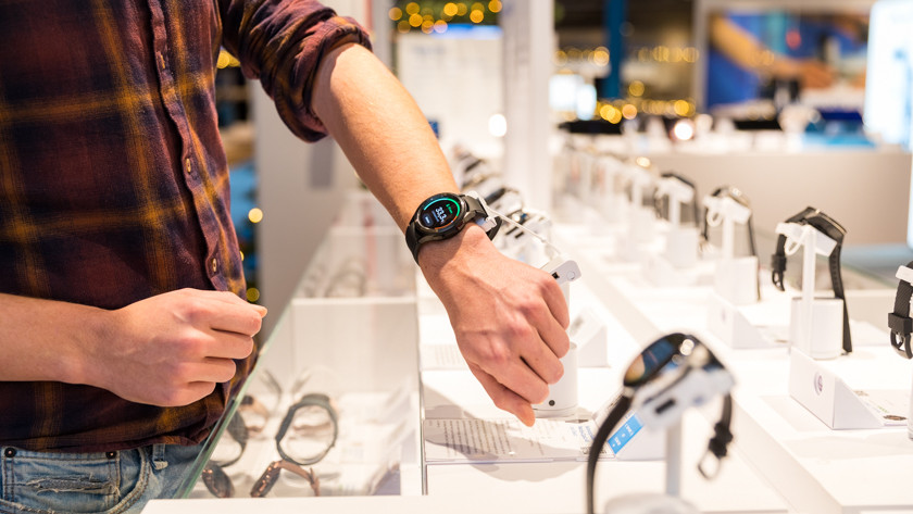 Customer in Coolblue store with a smartwatch on