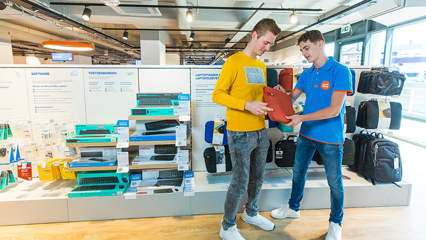 Coolblue medewerker laat laptop sleeve zien aan klant in de winkel. 