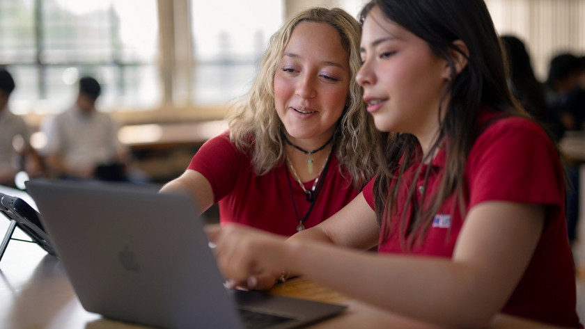 Des étudiants utilisent un MacBook Air