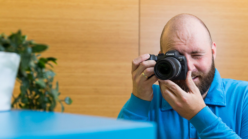 Fotograaf fotografeert met de Canon EOS R7