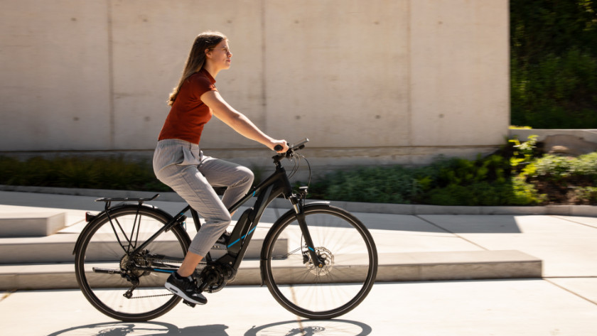 Femme sur le vélo