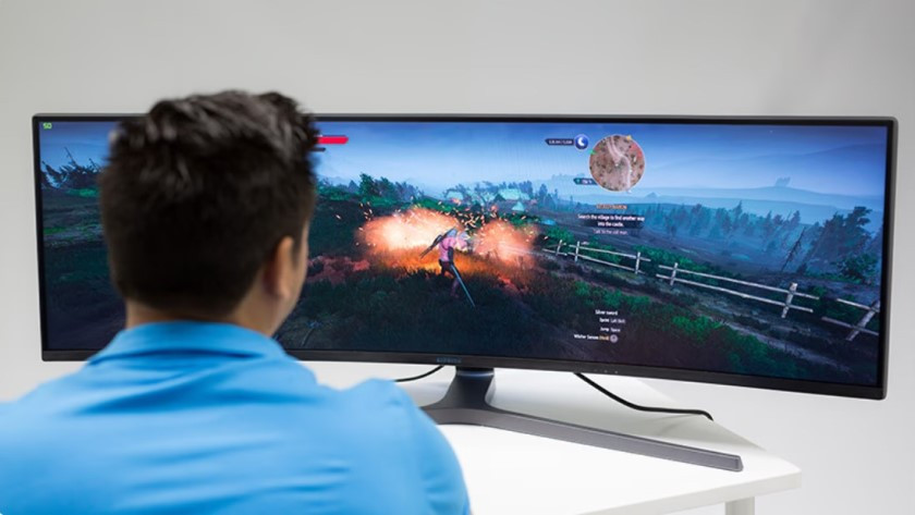 Dylan aan het gamen op een ultrawide gaming monitor