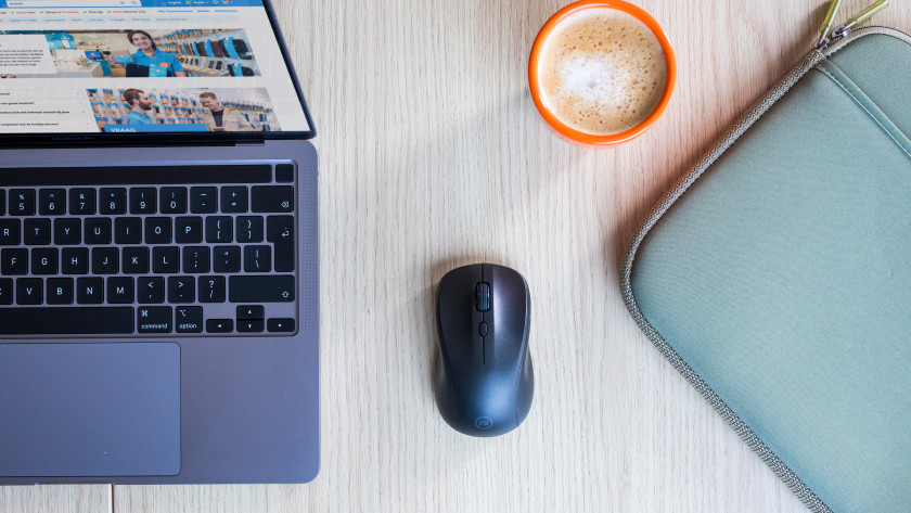Souris Nexum sur un bureau avec un ordinateur portable