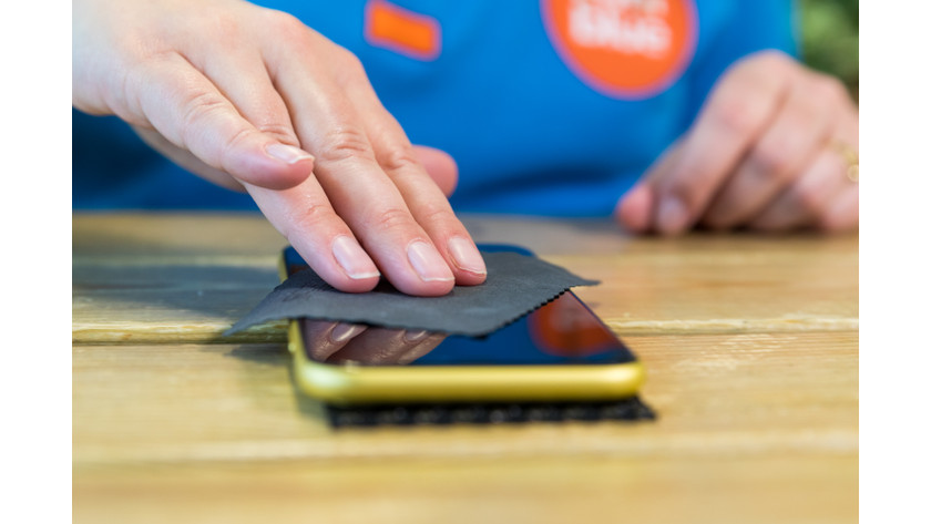 Nettoyage de l'écran avec une chiffonnette à poussière