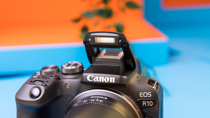 De ingebouwde flitser van de Canon EOS R10.