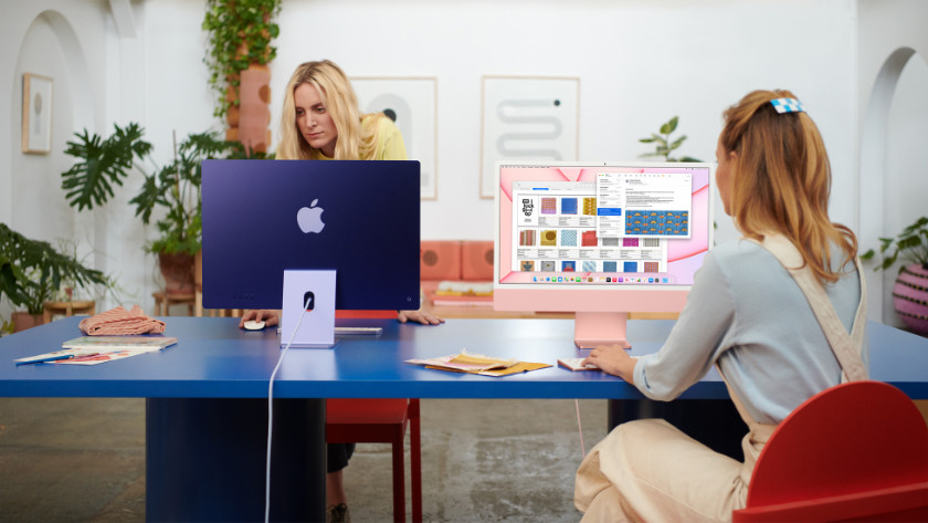 2 femmes travaillant sur des Apple iMac