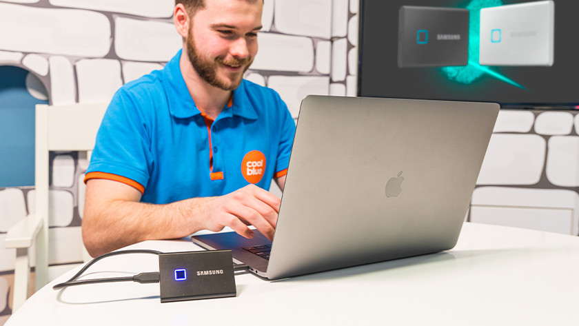 Specialist aan het werk met een externe SSD